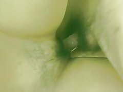 Seksowny azjatycki w spódnicy dostaje jej mocno owłosione cipki palcami przez stud, a potem pieprzy