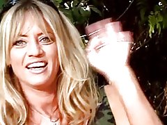 Azjatyckie lesbijki rude ma jej napięty pussy lizały przez zabawy znajomych w parku