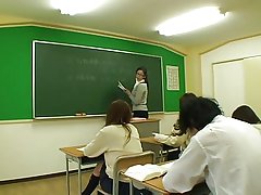 Babe dostaje jej małe cycki pocałował i pizdy lizały przez stud